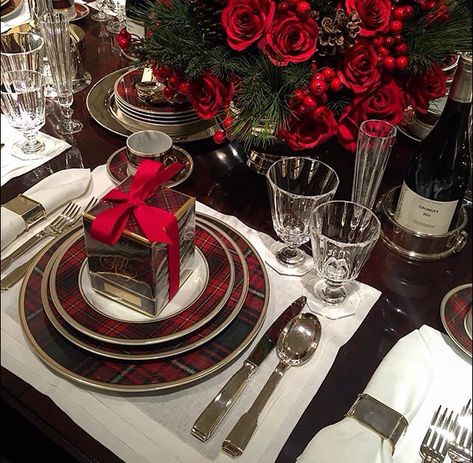 Elegant Christmas Tablescapes, Christmas Tablescapes Ideas, Ralph Lauren Christmas, Tablescapes Ideas, Christmas Table Setting, Christmas Dinner Table, Tartan Christmas, Christmas Tablescapes, Christmas Table Settings