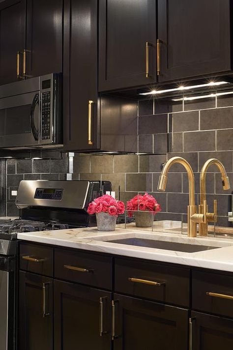 Gold Hardware Kitchen, Dark Brown Kitchen Cabinets, Gold Kitchen Hardware, Brown Kitchen Designs, Backsplash Kitchen White Cabinets, Espresso Kitchen Cabinets, Dark Brown Cabinets, Espresso Kitchen, Brown Kitchen Cabinets