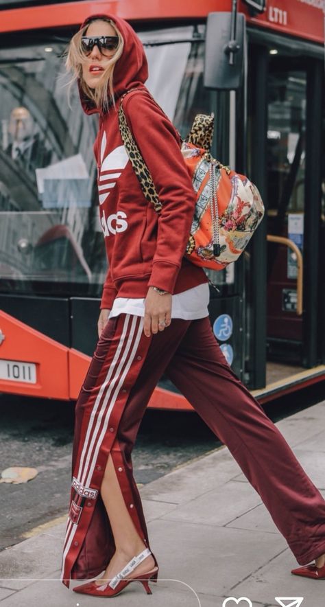 White Track Pants Outfit, Adibreak Pants Outfit, Athletic Street Style, Adidas Street Style, Athleisure Chic, Look Adidas, Fall Fashion Trends Women, Adidas Outfit, Sporty Outfits