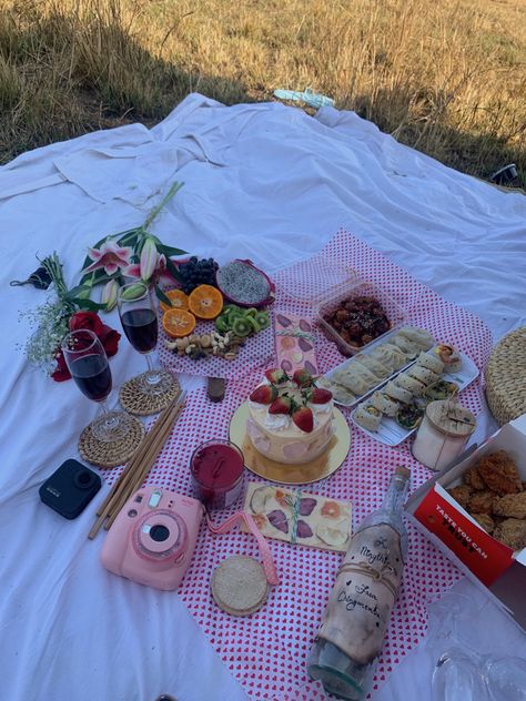 Pinterest inspired boyfriend. Picnic Food List, Picnic Aesthetics, Picnic Date Food, Picnic Dates, Date Food, Picnic Vibes, Cute Picnic, Picnic Inspo, Coloring Pages Aesthetic