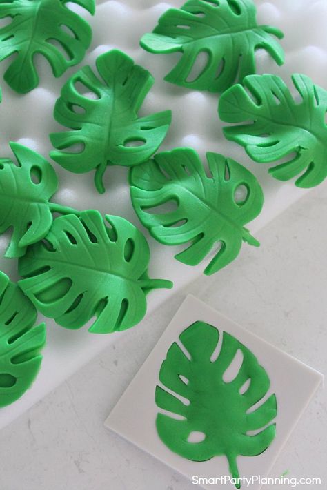 Learn how to easily make tropical leaf cupcakes. These cupcakes are perfect for a tropical, Hawaiian or Luau party. With simple fondant leaf decoration, the simple tutorial will walk you through the process of creating beautiful cupcakes that everyone will love. #Tropicalcupcakes #Leadcupcakes #Tutorial #Simple #Fondant #Decoration Leaf Cupcakes, Fondant Leaves, Tropical Cupcakes, Cupcake Signs, Dinosaur Birthday Cakes, Jungle Cake, Leaf Decoration, Cupcakes Decorados, Fondant Cake Toppers