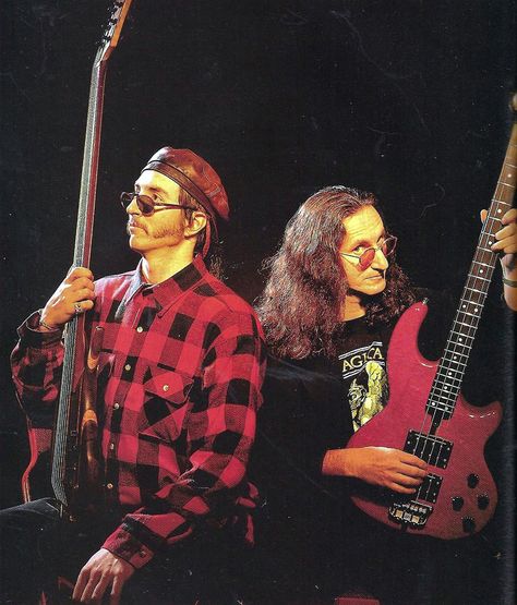 The most awesome photo I've seen a while: Geddy Lee & Les Claypool posing like gods. Rush Geddy Lee, Music Medicine, Les Claypool, Geddy Lee, Rush Band, Alex Lifeson, Neil Peart, Music Project, Bass Players