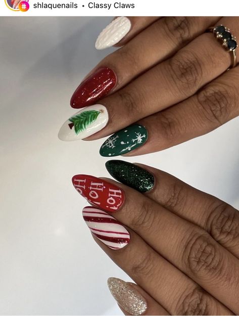 Xmas Almond Nails, Christmas Nails Sns Powder, Neutral Holiday Nails Almond, Christmas Sns Nails Ideas, Xmas Nails Designs, Christmas Toenails, Christmas Dip Nails, Christmas Pedicure, Christmas Dip