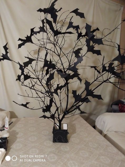 Gothic Party Decorations Diy, Halloween Theme For Office, Simple Halloween Decor Indoor, Halloween Decorations Indoor Party, Black Halloween Decorations, Bricolage Halloween, Theme Harry Potter, Horror Decor, Spooky Candles