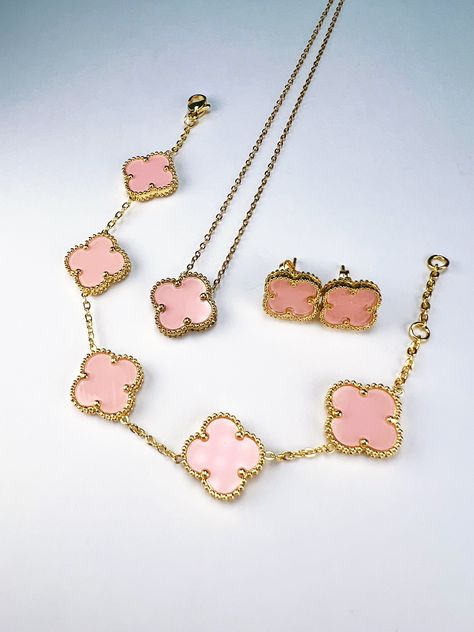 SET (3 Items) Four Leaf Clover Light Pink | Stainless steel 18K Gold Plated. SET (3 Items): Earrings: 13mm Bracelet: 6" chain + 1.5" extender Necklace: 16" chain + 2" extender Hypoallergenic | Nickel Free Cutest Jewelry, Wish List Items, Bracelets Clay, Jewelry Wishlist, Wedding Game, Preppy Jewelry, Four Leaf Clover Necklace, Birthday Wishes For Myself, Luxe Jewelry