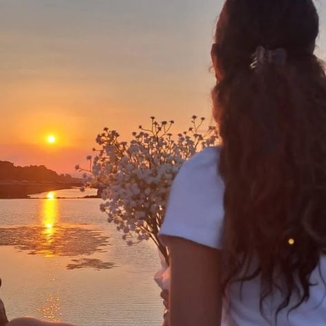 Sunset aesthetic Girl looking at sunset aesthetic Bridge sunset aesthetic Girl on bridge looking at sunset aesthetic Girl holding flowers aesthetic Flowers aesthetic Sunset and flowers aesthetic Girl Holding Flowers Aesthetic, Holding Flowers Aesthetic, Aesthetic Bridge, Girl Holding Flowers, Bridge Sunset, Sunset Girl, Aesthetic Sunset, Flowers Aesthetic, Sunset Aesthetic