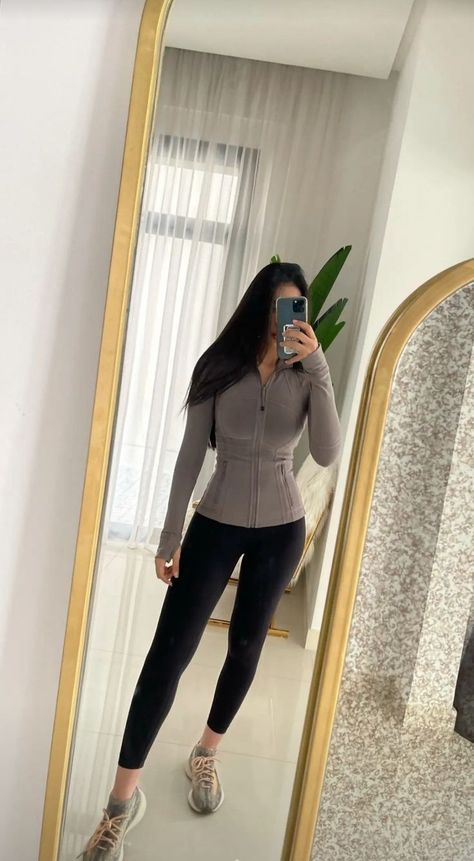 Low Rise Skirt Outfit, Modele Fitness, Gymwear Outfits, Off Duty Outfits, Cute Workout Outfits, Fitness Wear Outfits, Cute Gym Outfits, Lululemon Define Jacket, Define Jacket