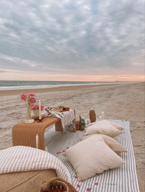 Tumblr Coquette, Date Night Beach Picnic, Beach Picnic Date Aesthetic, Anniversary Beach Picnic, Evening Beach Picnic, Picnic Aesthetics, Beach Restaurant Design, Cozy Date Night, Beach Picnic Party