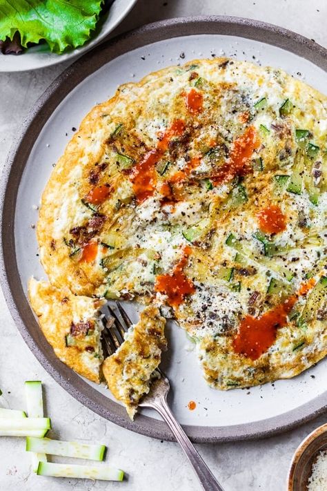 This easy High-Protein Zucchini Omelet, for one, is a healthy way to start the morning. It’s a huge meal with over 36 grams of protein and 1 cup of veggies! Skinnytaste Breakfast, Keto Lunch Recipes, Keto Lunch, Eat Seasonal, Carb Free, High Protein Breakfast, Skinny Taste Recipes, Zucchini Recipes, Omelet