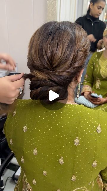 Bun Haïr Style For Wedding, Hair Bun Style For Gown, Hair Buns With Saree, On Saree Hairstyle, Bun Hairstyles On Gown Western, Haïr Style Bun Wedding, Hair Styles For Long Hair In Saree, Hairstyle For Bride Mother Indian, Hair Bun Styles For Long Hair