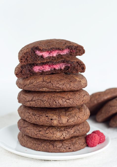 These raspberry cheesecake stuffed fudge cookies are packed full of flavor and a fun surprise in the center! The chocolate and raspberry pair perfectly! Chocolate Fudge Cookies, Carrot Cake Bars, Chocolate Peanut Butter Cupcakes, Fudge Cookies, Spice Cake Mix, Eat Cookies, Peanut Butter Filling, Raspberry Cheesecake, Oreo Cheesecake