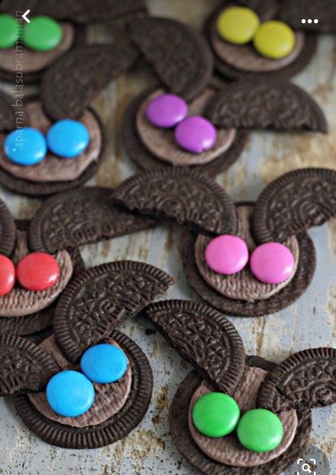 Oreo Bats, Coloured Chocolate, Plat Halloween, Halloween Sleepover, Halloween Oreos, Easy Halloween Snacks, Bolo Halloween, Kids Halloween Food, Dulces Halloween