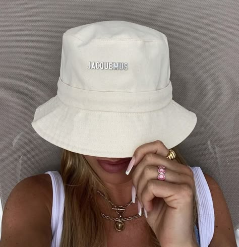 Jacquemus Hat Outfit, Miami Photo Ideas, Bucket Hat Photoshoot, Jacquemus Bucket Hat, Bucket Hat Inspo, Barcelona Style, Cute Vacation Outfits, Summer Poses, Shotting Photo