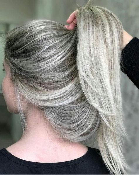 Cabelo Ombre Hair, Beige Blonde Balayage, Grey Hair Color Silver, Grey Hair Looks, Hair Highlights And Lowlights, Grey Hair Inspiration, Cool Blonde Hair, Dyed Blonde Hair, Hair Setting