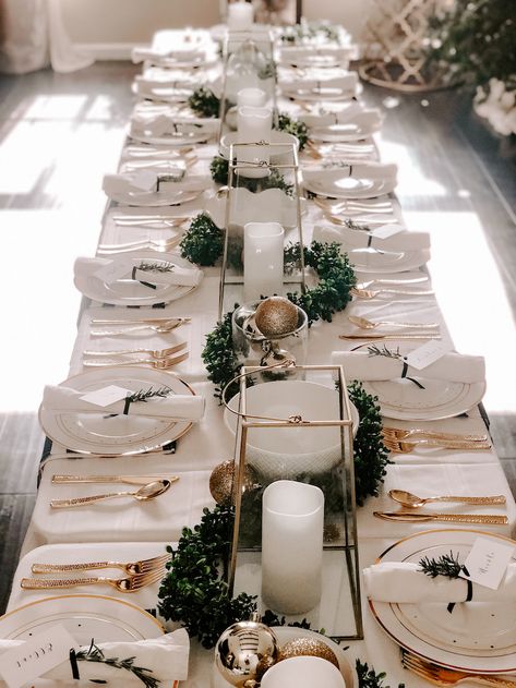 An elegant black, white and gold table setting for your New Year's Eve tablescape or other holiday tablescape! This black and white tablescape is stylish and elegant.  #nyetablescape #nyetable #nyetablesetting #nyedecor #whiteandgoldtable #weddingtablescape White And Gold Table Setting, White And Gold Table, Christmas Formal, Nye 2023, White Tablescape, Nye Decorations, Gold Table Setting, Holiday Tablescape, New Years Eve Dinner