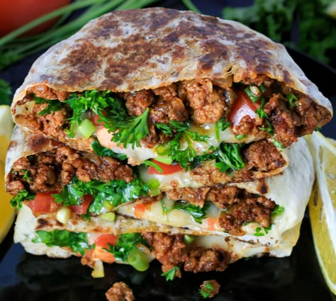 Lamb Pita Recipes, Lamb Pita Pockets, Lamb Pita, Arabisk Mad, Ground Lamb Recipes, Stuffed Breads, Tagine Cooking, Tabouli Salad, Spiced Lamb