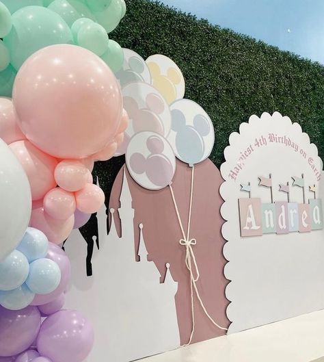 Disneyland Theme Backdrop, Vintage Disneyland Backdrop, Disneyland Balloon Garland, Disneyland Backdrop Party Ideas, Disneyland Backdrop, Disneyland Themed Birthday Party, Pastel Disney Party, Disneyland Decorations, Disney Birthday Decorations