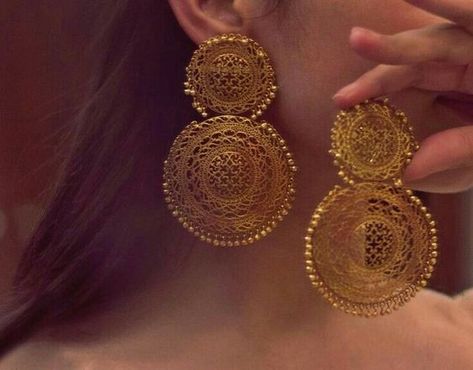 Indian Jewelry Earrings, All About Eve, Wedding Jewellery Collection, Gold Jewellery Design Necklaces, Fancy Jewellery, Gold Earrings Designs, Gold Jewelry Indian, Gold Necklace Designs, Jewelry Design Necklace