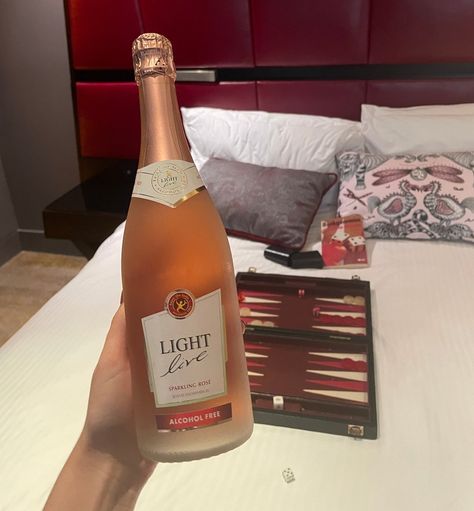 Best Non Alcoholic Wine, Non Alcoholic Wines, Non Alcoholic Drinks Bottles, Alcoholic Drinks Bottles, Non Alcoholic Champagne, Hint Water, Best Non Alcoholic Drinks, Alcohol Free Wine, Giving Up Drinking