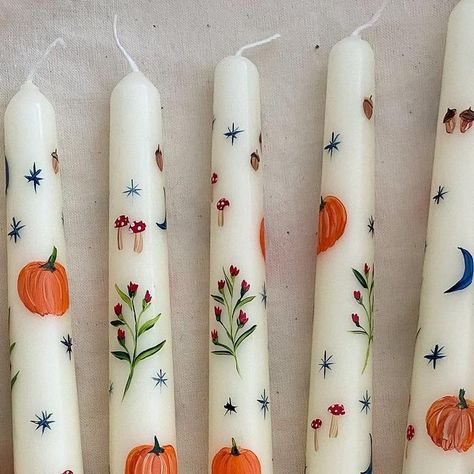 Cute Candle Painting Ideas, Autumn And Halloween Decor, Fall Painted Candlesticks, Creative Fall Decor, How To Make Pumpkin Decorations, Candle Stick Painting Ideas, Halloween Craft Night Ideas, Fall Candle Painting Ideas, Things To Do With Pumpkins