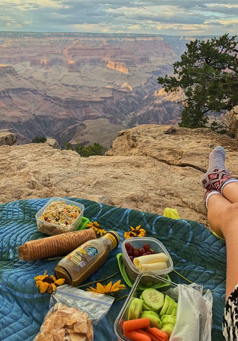 Hiking Picnic Aesthetic, Grand Canyon Aesthetic, Desert Picnic, Best Love Couple Images, Mountain Picnic, Hike Picnic, Picnic Aesthetics, Pretty Sights, Grand Canyon Sunset