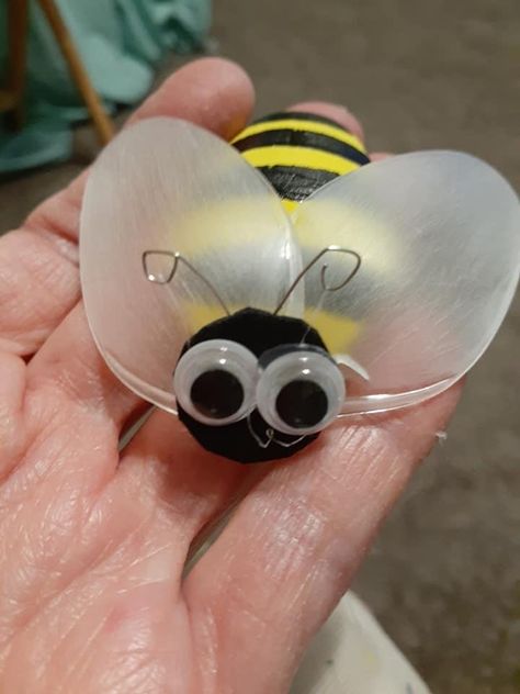 Made from spoons Wings/ clear plastic spoons Plastic Spoon Art, Bumble Bee Craft, Plastic Spoon Crafts, Bee Hive Craft, Sunflower Crafts, Honey Bee Decor, Spoon Crafts, Spoon Art, Bug Crafts