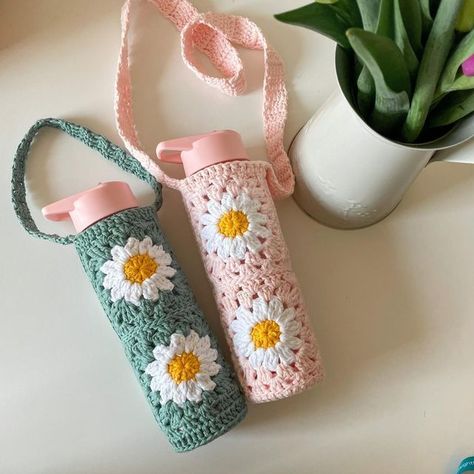 Crochet Water Bottle Holder, Tote Crochet, Mode Crochet, Amazing Crochet, Easy Crochet Projects, Crochet Business, Crochet Work, Crochet Daisy, Crochet Handbags Patterns