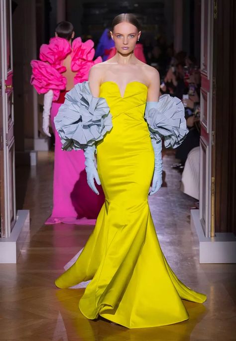 Valentino - Haute Couture Spring/Summer 2020 - Look 71 Haute Couture Style, Pierpaolo Piccioli, Valentino Gowns, Valentino Haute Couture, Miroslava Duma, Valentino Couture, Valentino Dress, Couture Mode, Fashion Runway