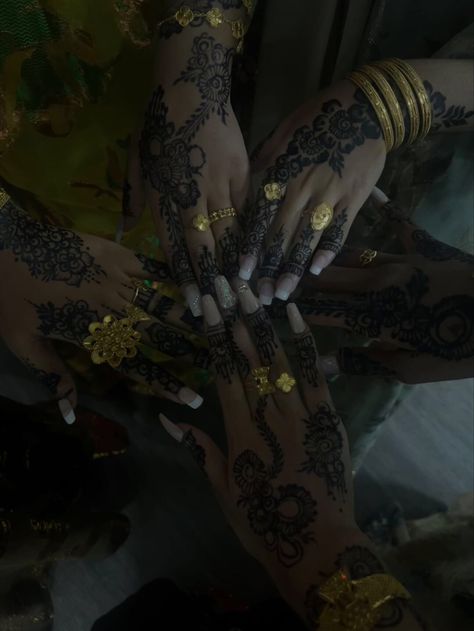 Aesthetic Henna, Somali Clothes, Somali Wedding, Henna Inspired Tattoos, Henna Nails, Eid Henna, Henna Night, Pretty Henna Designs, Hijabi Aesthetic