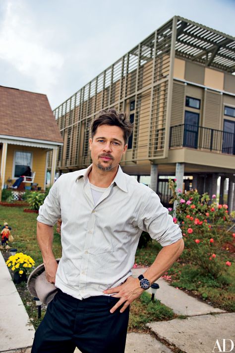 See How Brad Pitt Helped to Rebuild New Orleans After Hurricane Katrina Brad Pitt Fashion, Brad Pitt Fury Hair, Brad Pitt Fury, Brad Pitt Style, Bradley Pitt, Brad Pitt Photos, Brad And Angelina, No Facebook, Men Fashion Casual Outfits