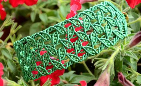 Beads Video, Micro Macrame Tutorial, Macrame Jewelry Tutorial, Tutorial Macramé, Bracelet With Beads, Macrame Bracelet Patterns, Leaf Bracelet, Macrame Patterns Tutorials, Micro Macramé