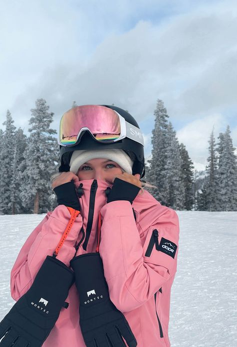 Dopesnow Outfits, Girly Snowboard Outfit, Skiing Outfit Pink, Preppy Ski Fits, Skiing Gear Women's, Pink Snowboarding Outfit, Women Snowboarding Aesthetic, Aesthetic Skiing Outfits, Snowboarding Gear Womens