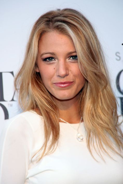 Ask a Hairstylist: The Best Haircuts If You Have Cowlicks in the Front of Your Hair | The Skincare Edit Blake Lively Hair, Strawberry Blonde Hair Color, Color Rubio, Light Blonde Highlights, Strawberry Blonde Hair, Jennifer Morrison, Celebrity Hair Stylist, Brown Blonde Hair, Long Layered Hair