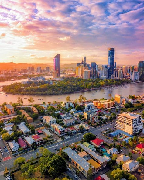 📍 Brisbane , Australia 🇦🇺 💡Interesting facts Australia Fun Facts, Brisbane River, Cityscape Photography, Brisbane Queensland, Brisbane City, Traveling Abroad, Visit Australia, Travel Outdoors, Brisbane Australia