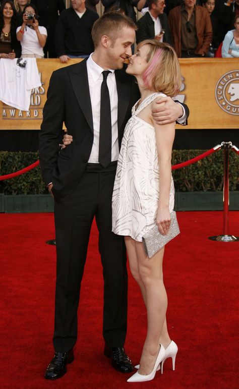 Ryan Gosling And Rachel Mcadams, Rachel Mcadams Legs, Holmes Movie, Cute Celebrity Couples, Райан Гослинг, Celebrity Skin, Celebrity Photographers, Nicholas Sparks, Famous Couples