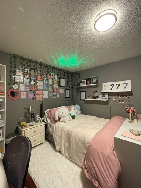 Bedroom Ideas Grey Aesthetic, Grey Pink Room Bedrooms, Grey White Bedroom With Pop Of Color, Room Ideas For Small Rooms Pink, Bed Wall Aesthetic, Room Ideas Aesthetic Grey And Pink, Grey Wall Aesthetic Bedroom, Bedroom Grey Aesthetic, Grey And Pink Room Aesthetic