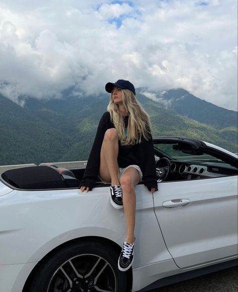 Madeira Outfit, Liza Rudkevich, Weekend Aesthetic, Girl Ootd, Mountain Photos, Travel Nature, Sochi, Photo Idea, Fashion Aesthetic