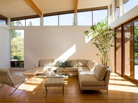 Modern White Living Room, Clerestory Windows, Living Room Design Inspiration, Hus Inspiration, Living Room White, Mid Century Modern House, A Living Room, Modern House Exterior, Large Windows