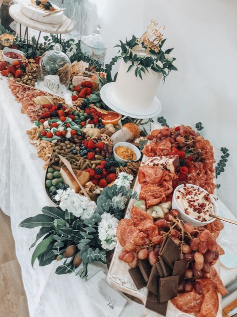 Table Food Ideas, Wedding Charcuterie Table, Grazing Table Ideas, Wedding Charcuterie, Holiday Charcuterie, Charcuterie Table, Boards Charcuterie, Decoration Buffet, Charcuterie Inspiration