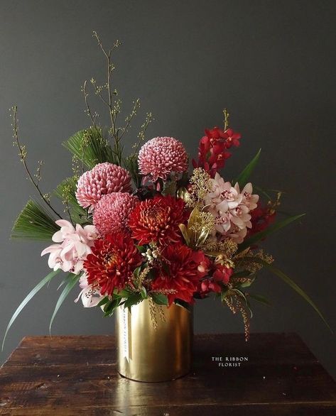 Chinese New Year Flower Arrangement, New Year Flower Arrangement, Chinese New Year Flower, Floral Designs Arrangements, Small Wedding Bouquets, Chinese Flower, Chinese New Year Decorations, Flower Vase Arrangements, Flower Arrangements Simple