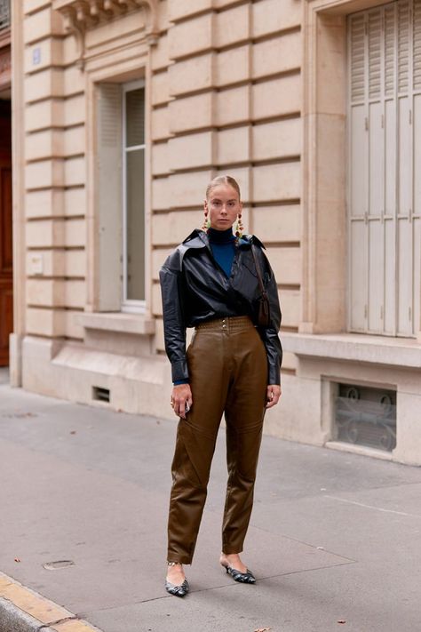 Brown leather pants Brown Leather Pants Outfit, Lederhosen Outfit, Brown Leather Pants, Leather Pants Outfit, Boujee Outfits, Fall Styles, Paris Fashion Week Street Style, Leather Pant, Sienna Miller