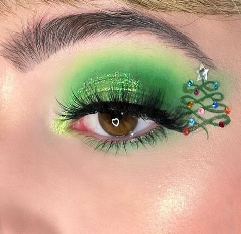 Christmas’s Makeup, Green Christmas Eye Makeup, Christmas Tree Makeup Look, Christmas Tree Eyeliner, Christmas Graphic Eyeliner, Christmas Graphic Liner, Simple Grinch Makeup, Christmas Eyeliner Looks, Christmas Eye Looks