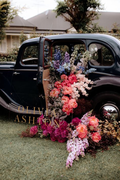 Vintage Truck Wedding, Bloom Fashion, Together Journal, Happy Birthday Candles, Parrot Tulips, Hair Color Brown, Flower Installation, Floral Trends, Brown Hairstyles