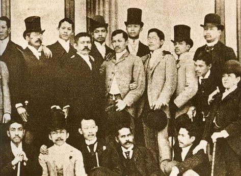 (Dr. Jose P. Rizal, center beside Marcelo H. Del Pilar and other Filipinos in Madrid, Spain, 1890.) TO the Filipinos: In Noli Me Tangere I started to sketch the present state of our native land. But the effect which my effort produced made me realize that, before attempting to unroll before your eyes the other pictures which were to follow, it was necessary first to post you on the past. So only can you fairly judge the present and estimate how much progress has been made during the three centur Kasaysayan Ng Pilipinas, University Of Santo Tomas, Philippine History, History Wallpaper, Jose Rizal, Filipino Fashion, Noli Me Tangere, Greek Architecture, Philippines Culture