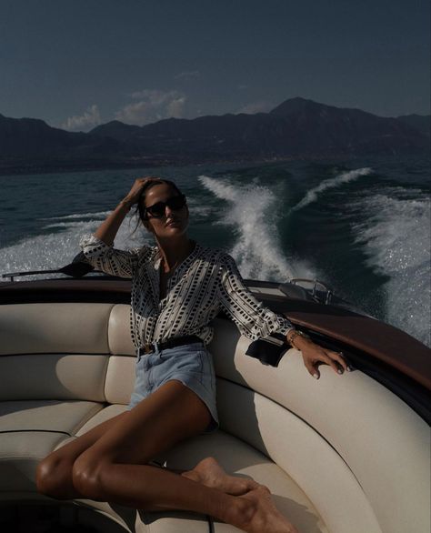 // a l e x Alex Riviere, Italian Glam, Sailing Fashion, Preppy Women, Beach Bar, Summer Chic, Beach Look, Basic Outfits, Casual Summer Outfits