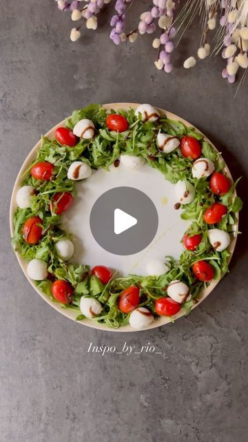 Inspo by Rio on Instagram: "Caprese salad Christmas Wreath Inspiration ideas🎄

Save for later ✨Ingredients:

Arugula
Baby plum tomatoes
Mini mozzarella 
Salt
Olive oil
Balsamic 

Products of @bca_italienskasmaker 🇮🇹 

Wishing you a wonderful weekend everyone 🤍
@inspo_by_rio_ 🌈

#capresesalad #mozzarella #christmaswreath  #christmastable #foodinspiration #italianfood" Caprese Salad Christmas, Salad Christmas, Peaceful Evening, Wreath Inspiration, Grazing Tables, Plum Tomatoes, Arugula, Caprese Salad, Inspiration Ideas