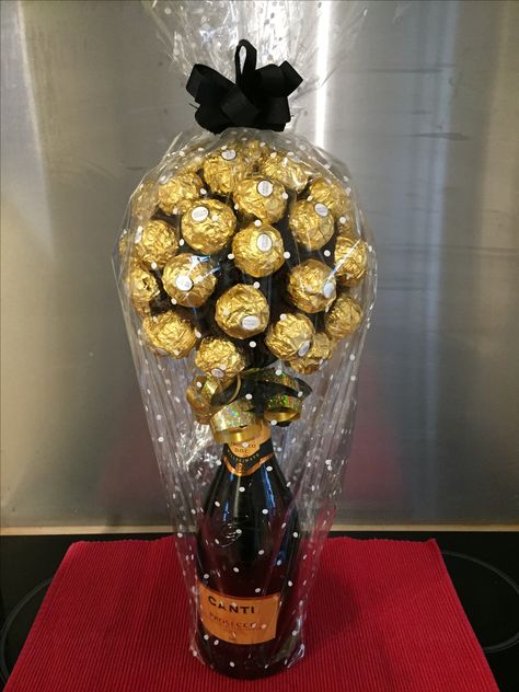 Ferrero Rocher Champagne bottle Ferrero Rocher Gift, Candy Arrangements, Chocolate Bouquet Diy, Candy Bouquet Diy, Săpunuri Handmade, Sweet Trees, Candy Flowers, Candy Crafts, Business Packaging