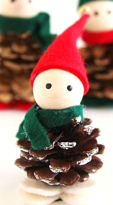 Pinecone Elves, Gingerbread House Ornaments, Santa Claus Crafts, Christmas Crafts For Kids To Make, Pine Cone Decorations, Cones Crafts, Homemade Decor, Pine Cone Crafts, House Ornaments