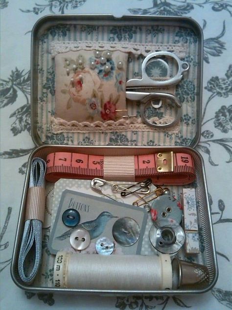 Travel Sewing Case, Tilda Sewing, Sewing Kit Box, Mint Tin Crafts, Mini Sewing Kit, Stitch Box, Travel Sewing Kit, Colorful Hairstyles, Sewing Case