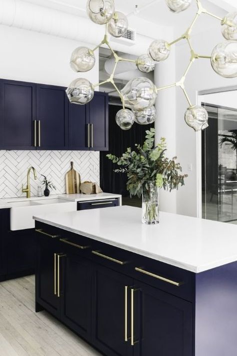 Navy Kitchen, Kabinet Dapur, Classic Kitchen, Blue Cabinets, Blue Kitchens, Diy Interior, Counter Tops, Kitchen Makeover, Cabinet Design